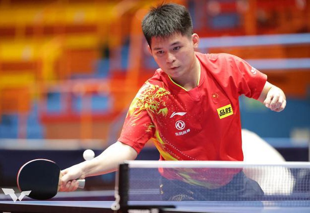 目不转睛地 目不转睛地